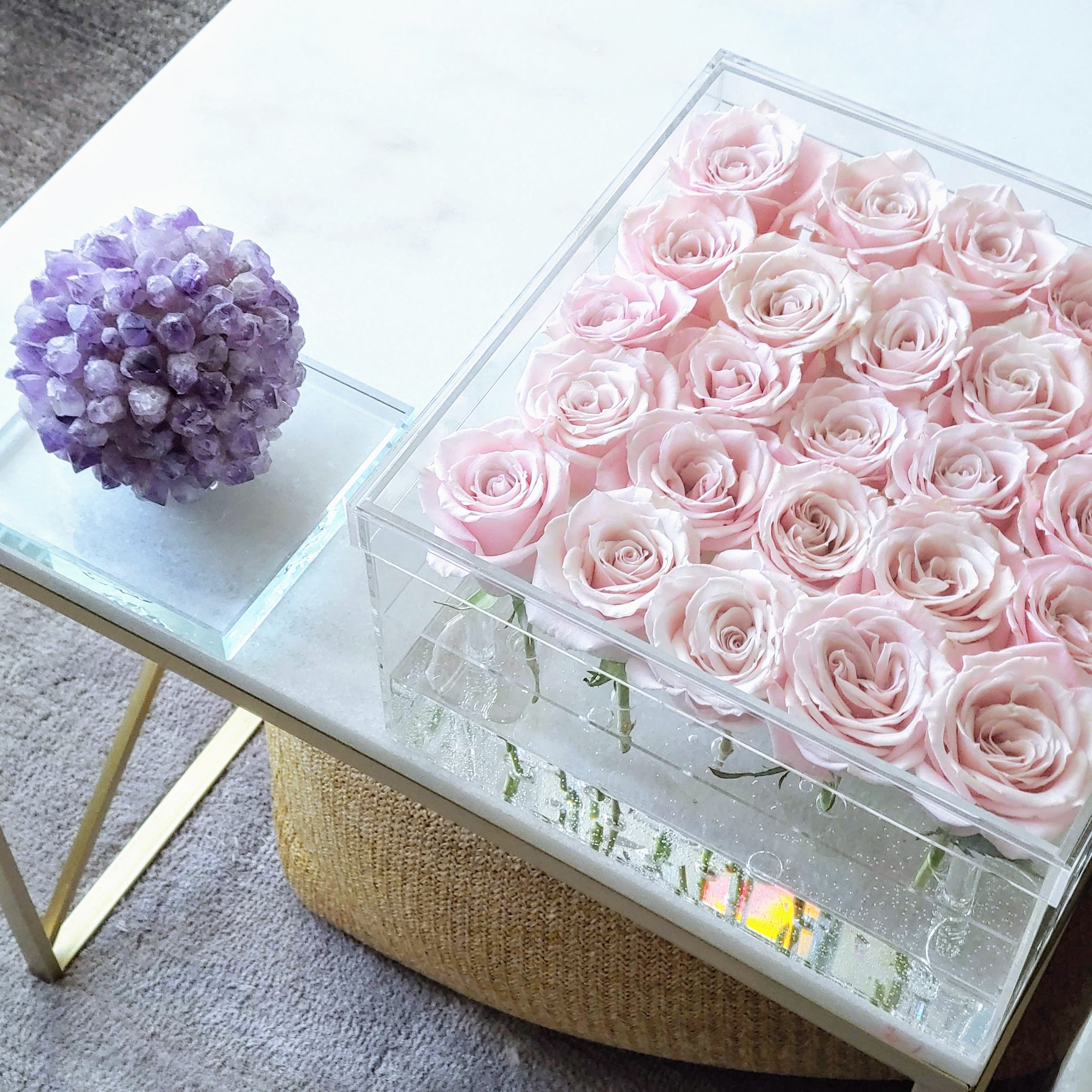 SRQ Modern Box | 25 Fresh-Cut Red Roses in Square Acrylic Box – Privé Roses